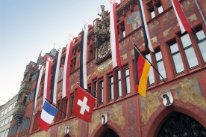 Die Basler, die Schweizer und die deutsche Fahne wehen am Rathaus.  